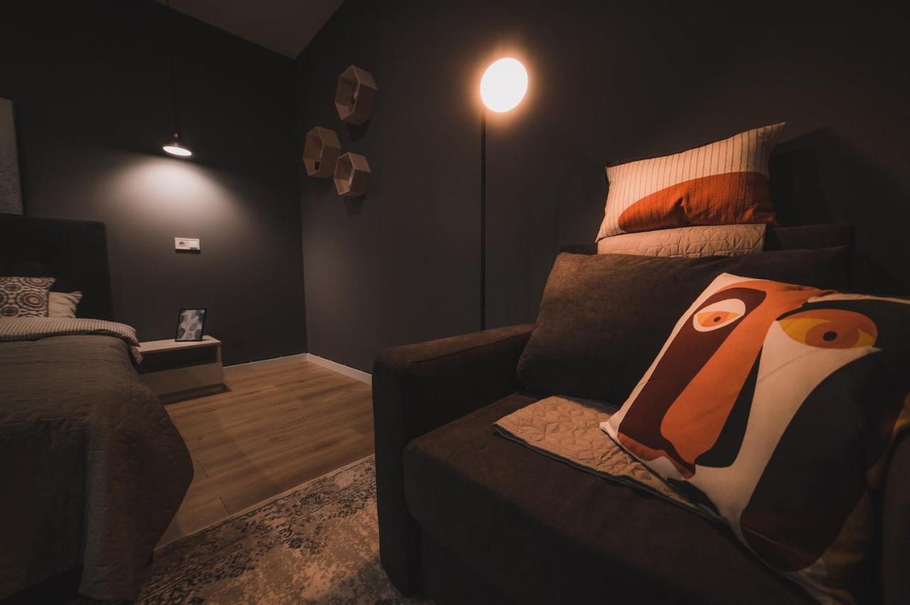 Apart-Hotel Kostjukowski Apartments Nizhynska 17 ลวีฟ ภายนอก รูปภาพ